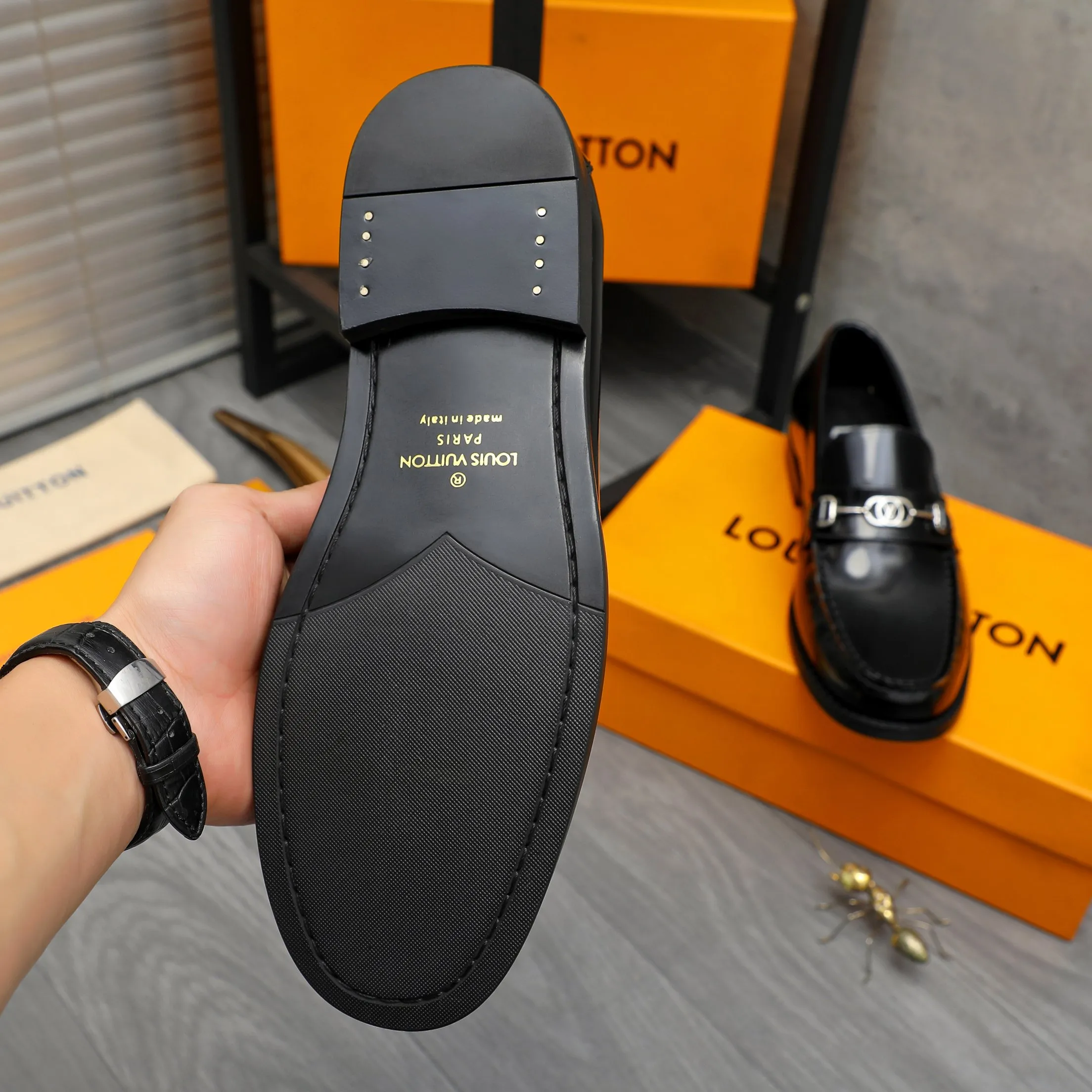 Men's shoes 💰p460 Product trademark: LV (Louis Vuitton) business slip-on leather shoes. Regular size: 38-45 (45 is custom-made and non-returnable) Product materials: Selected high-quality pearlescent cowhide upper, cowhide lining, original rubber outsole